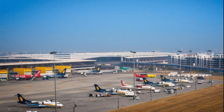 Airport: Passengers' procession at the airport: Disruption in flight departures