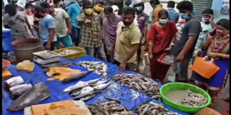 Kadaba: Fight between traders over fish market...!