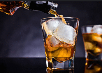 What are the liquor preparations and parties that take place at Parappana Agrahara?