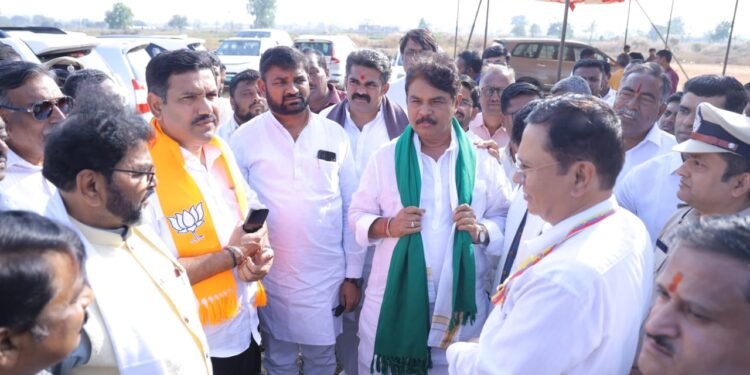 https://tulutimes.com/3689/politics/massive-farmers-…f-suvarna-soudha/