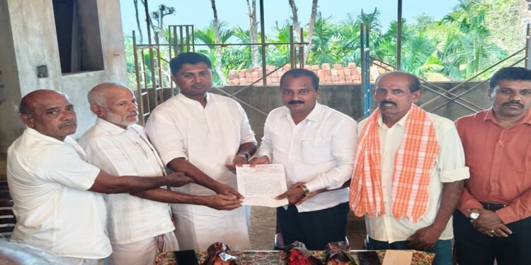 Karinja Sri Vanashastara Temple-Honorary Advisor Sri Rakshit Shivaram visited.