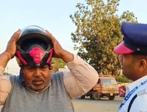 ದೊಡ್ಡ ತಲೆ ಗಾತ್ರದ ಬೈಕ್ ಸವಾರನ ವಿಡಿಯೋ ವೈರಲ್: ಹೆಲ್ಮೆಟ್ ತಯಾರಕರಿಗೆ ಟ್ರಾಫಿಕ್ ಪೊಲೀಸರ ಮನವಿ