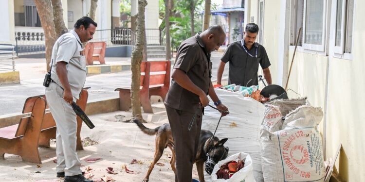 ಬಾಂಬ್ ಬೆದರಿಕೆ: ಆರು ಜಿಲ್ಲೆಗಳ ನ್ಯಾಯಾಲಯಗಳು ಹಾಗೂ ಧಾರವಾಡ ಕೋರ್ಟ್ ಕಟ್ಟೆಚ್ಚರ