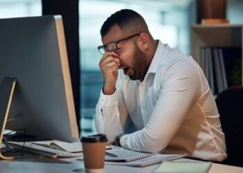 ಮಧ್ಯಾಹ್ನದ ಊಟದ ನಂತರ ನಿದ್ರೆ ಬರ್ತಿದ್ಯಾ ? ಉದ್ಯೋಗಿಗಳ ಸಾಮಾನ್ಯ ಸಮಸ್ಯೆಗೆ ಪರಿಹಾರ ಇಲ್ಲಿದೆ