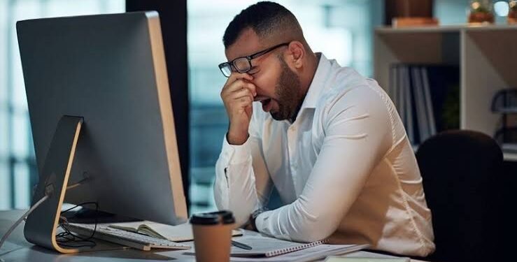 ಮಧ್ಯಾಹ್ನದ ಊಟದ ನಂತರ ನಿದ್ರೆ ಬರ್ತಿದ್ಯಾ ? ಉದ್ಯೋಗಿಗಳ ಸಾಮಾನ್ಯ ಸಮಸ್ಯೆಗೆ ಪರಿಹಾರ ಇಲ್ಲಿದೆ