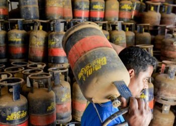 ಗ್ಯಾಸ್ ಸಿಗದೆ ಹೋಟೆಲ್ ಗಳಲ್ಲಿ ಸೌದೆ ಬಳಕೆ : 70 ದಿನಗಳಿಗೆ ಆಗುವಷ್ಟು ಮಾತ್ರ ಎಲ್ ಪಿಜಿ !