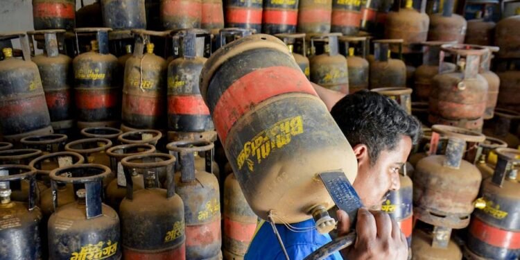 ಗ್ಯಾಸ್ ಸಿಗದೆ ಹೋಟೆಲ್ ಗಳಲ್ಲಿ ಸೌದೆ ಬಳಕೆ : 70 ದಿನಗಳಿಗೆ ಆಗುವಷ್ಟು ಮಾತ್ರ ಎಲ್ ಪಿಜಿ !