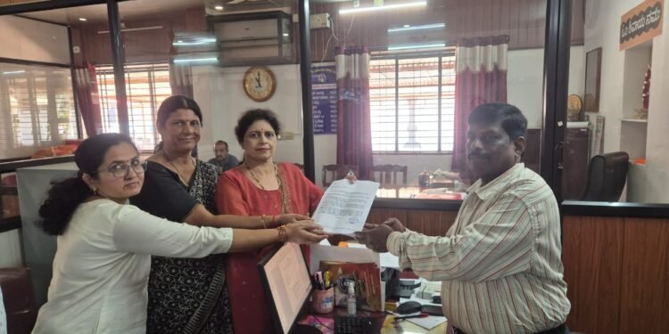 ಪುತ್ತೂರು ಮಹಾಲಿಂಗೇಶ್ವರ ದೇವಸ್ಥಾನ‌ದ ನಟರಾಜ ವೇದಿಕೆಯಲ್ಲಿ ರಾಜಕೀಯ ಕಾರ್ಯಕ್ರಮ : ಬಿಜೆಪಿ ಮಹಿಳಾ ಮೋರ್ಚಾದಿಂದ ದೂರು