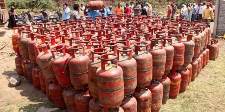 ನೈಸರ್ಗಿಕ ಅನಿಲ ಬಳಸುತ್ತಿರುವ ಸುಮಾರು 6,000 ಮಂದಿ ಎಲ್ ಪಿಜಿ ತ್ಯಾಗ !