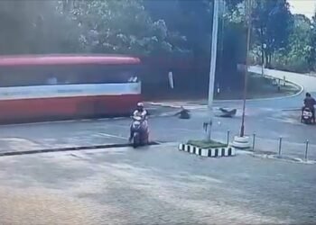 ಚಲಿಸುತ್ತಿದ್ದ ಕೆ.ಎಸ್.ಆರ್.ಟಿ.ಸಿ ಬಸ್ ನಿಂದ ಕೆಳಗೆ ಬಿದ್ದ ಒಂದೇ ಮನೆಯ ಇಬ್ಬರು ವಿದ್ಯಾರ್ಥಿನಿಯರು