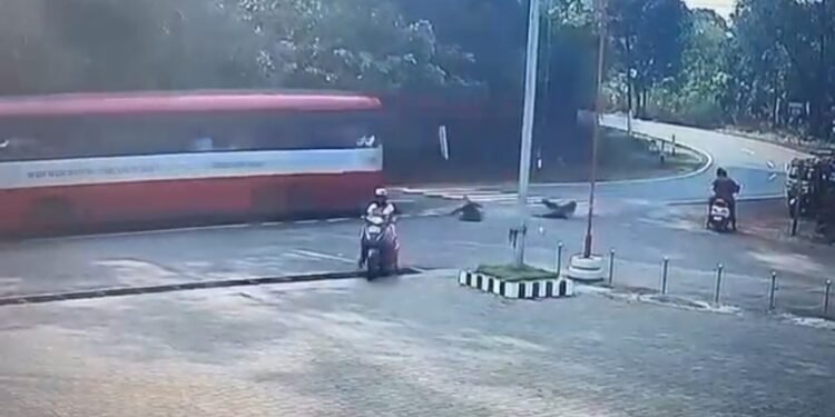 ಚಲಿಸುತ್ತಿದ್ದ ಕೆ.ಎಸ್.ಆರ್.ಟಿ.ಸಿ ಬಸ್ ನಿಂದ ಕೆಳಗೆ ಬಿದ್ದ ಒಂದೇ ಮನೆಯ ಇಬ್ಬರು ವಿದ್ಯಾರ್ಥಿನಿಯರು