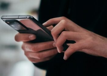 ಹೊಸ ಮೊಬೈಲ್ಗಳಲ್ಲಿ ಆಧಾರ್ ಆ್ಯಪ್ ಕಡ್ಡಾಯವೇ? ಸರ್ಕಾರದ ಯೋಜನೆಗೆ ವಿರೋಧ