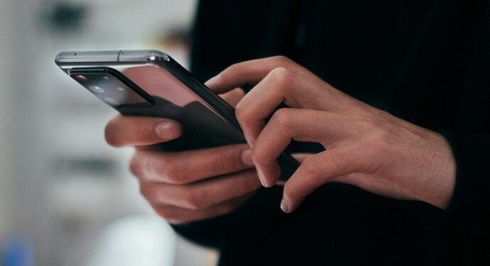 ಹೊಸ ಮೊಬೈಲ್ಗಳಲ್ಲಿ ಆಧಾರ್ ಆ್ಯಪ್ ಕಡ್ಡಾಯವೇ? ಸರ್ಕಾರದ ಯೋಜನೆಗೆ ವಿರೋಧ