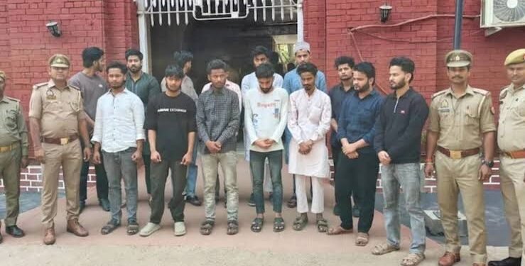 ಗಂಗಾ ನದಿ ದೋಣಿಯ ಮೇಲೆ ಇಫ್ತಾರ್ ಕೂಟ ನಡೆಸಿ ಬಿರಿಯಾನಿ ಸೇವನೆ : 14 ಮಂದಿ ಬಂಧನ