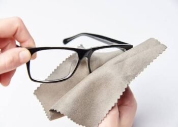 ಕನ್ನಡಕ ಒರೆಸುವಾಗ ನಿಮ್ಮ ವಸ್ತ್ರಕ್ಕೆ ಉಜ್ಜುವುದನ್ನು ಬಿಡಿ: ವೈಜ್ಞಾನಿಕ ವಿಧಾನ ಏನು ಹೇಳುತ್ತದೆ?