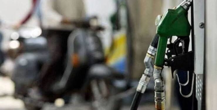 ಪಾಕಿಸ್ತಾನದಲ್ಲಿ ಇಂಧನ ದರ ಭಾರೀ ಏರಿಕೆ: ಪೆಟ್ರೋಲ್ ₹450 ಮೀರಿದ್ರೆ, ಡೀಸೆಲ್ ದರ ₹520 ದಾಟಿದೆ