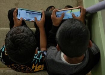 ವಿದ್ಯಾರ್ಥಿಗಳ ಮೊಬೈಲ್ ಅಡಿಕ್ಷನ್ ನಿಯಂತ್ರಣಕ್ಕೆ ಕರ್ನಾಟಕ ಸರ್ಕಾರ ಏ. 01ರಿಂದ ಹೊಸ ನೀತಿ