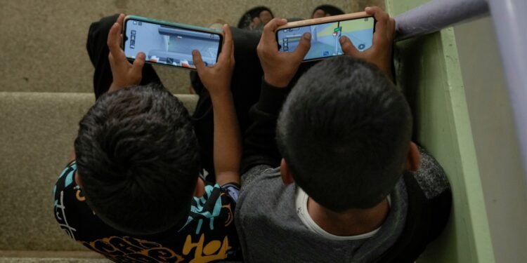 ವಿದ್ಯಾರ್ಥಿಗಳ ಮೊಬೈಲ್ ಅಡಿಕ್ಷನ್ ನಿಯಂತ್ರಣಕ್ಕೆ ಕರ್ನಾಟಕ ಸರ್ಕಾರ ಏ. 01ರಿಂದ ಹೊಸ ನೀತಿ