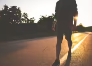 These common mistakes while walking are harmful to your health