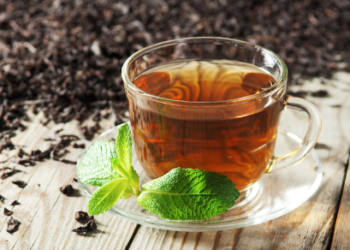 Are those who have the habit of drinking black tea aware of its benefits and risks?