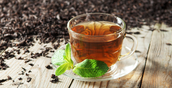 Are those who have the habit of drinking black tea aware of its benefits and risks?