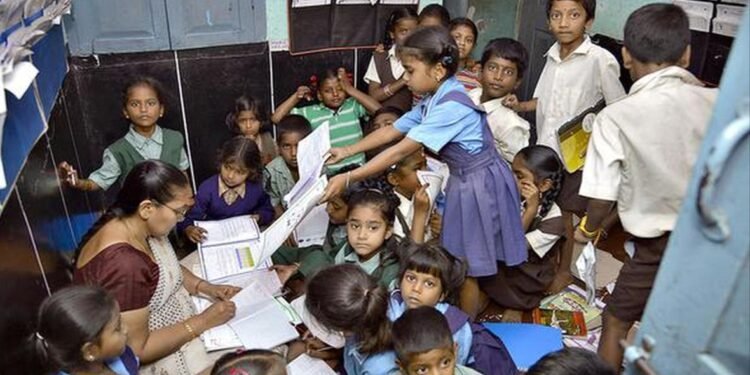 ದಾಖಲೆಗಳಲ್ಲೇ ಮುಳುಗಿದ ಶಿಕ್ಷಕರು; ವಿದ್ಯಾರ್ಥಿಗಳ ಕಲಿಕೆಗೆ ಹೊಡೆತ