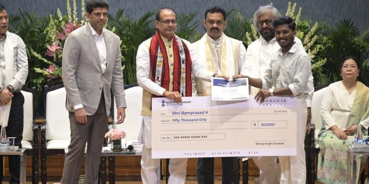 ಪುತ್ತೂರಿನ ಕಲಾವಿದನಿಗೆ ರಾಷ್ಟ್ರೀಯ ಮಟ್ಟದ ಗೌರವ; 50 ಸಾವಿರ ರೂ. ನಗದು ಪ್ರಶಸ್ತಿ
