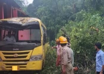 ಬಂಟ್ವಾಳ : ಶಾಲಾ ಬಸ್ ಮೇಲೆ ಮರ ಉರುಳಿ ಬಿದ್ದು ಎಲ್‌ಕೆಜಿ ಬಾಲಕಿ ಸಾವು, ನಾಲ್ವರು ಮಕ್ಕಳು ಗಾಯ