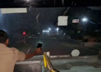 Bus driven using mobile torchlight: Three, including the driver, suspended.