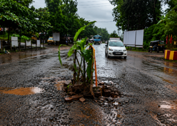 Sullia: Road remains unrepaired, public outrage mounts; locals plant banana sapling in a pothole.